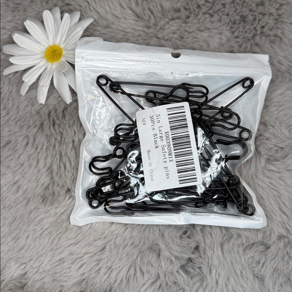 Black Safety Pins - Pack of 30 - Picture 2 of 2